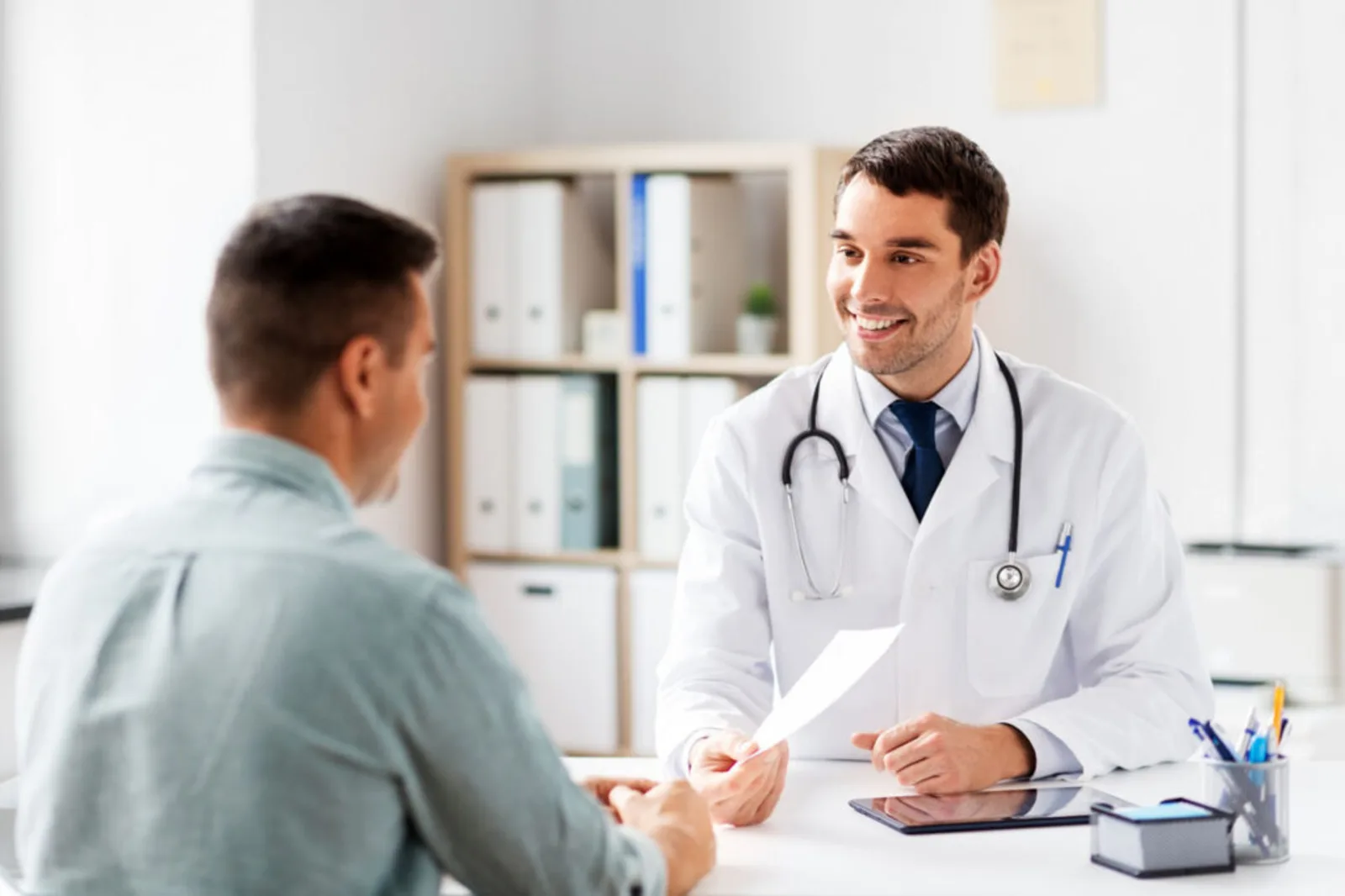 Empresário em reunião com médico para contratação de plano de saúde